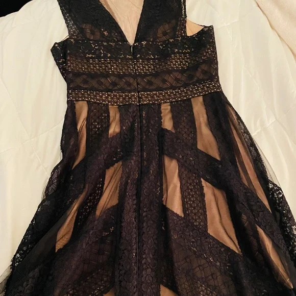 Elegant Black Lace Evening Dress - Picture 5 of 14